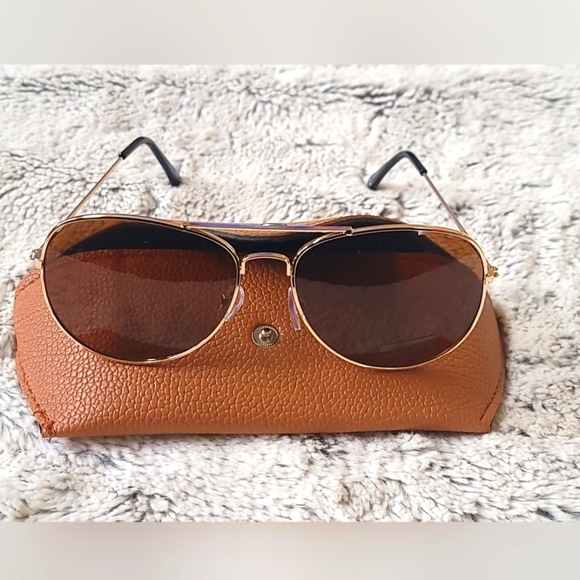 Aviator Sunglasses Unisex Unbranded Gold Accent UV 400 Protection With Case - Picture 1 of 6